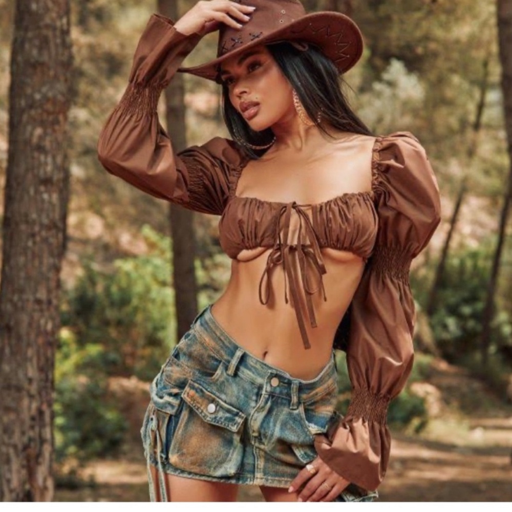 MOLLY
CHOCOLATE SHIRRED TOP